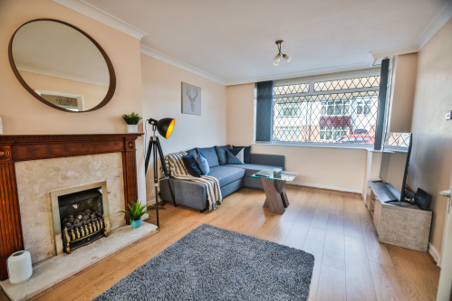 Modern Cosy Semi-Detached House close to UHCW M6 - Sleeps 7 - Living Area
