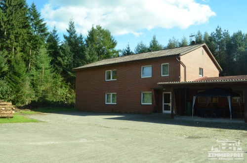 Unser Gästehaus mit Parkplatz und Carport