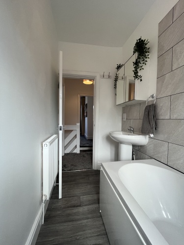 Bathroom - Modern 3 piece suite