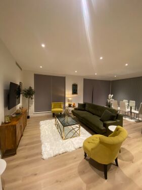 Marvelous 3 Bed Penthouse in KewBridge - Living Room
