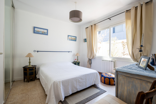 chambre 2, lit en 140 penderie et commode