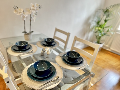 Waterloo Luxury Apartment - table for 4