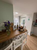 Cosy cottage breakfast bar