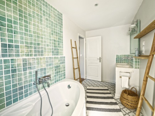 Salle de bain de la chambre deluxe Es vedrà en Provence