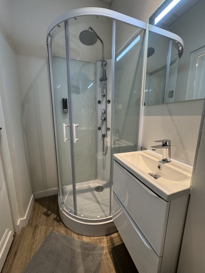 cabine de douche et vasque