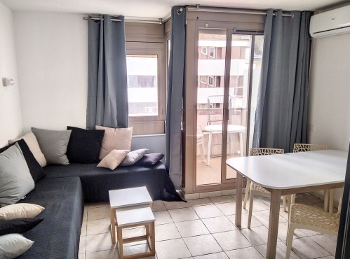 salon climatisé et balcon vue jardin