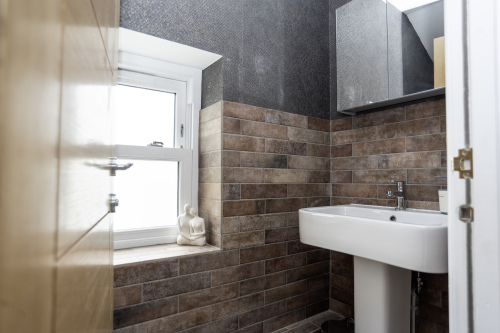 Bright Modern En Suite - Your own private bathroom with contemporary fittings