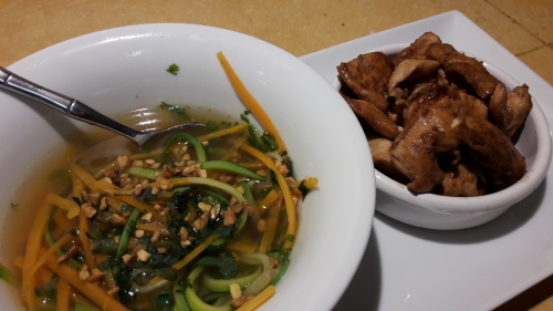 A la table d'hôtes : un peu d'exotisme, poulet sauté sauce soja et spaghetti de légumes façon thaï