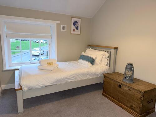 Bedroom view: chest of drawers & lamp