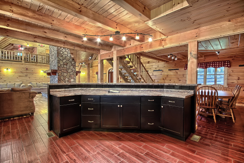 Breakfast Bar, with Great Room to left and Dining Room to right, Majestic Oaks Lodge