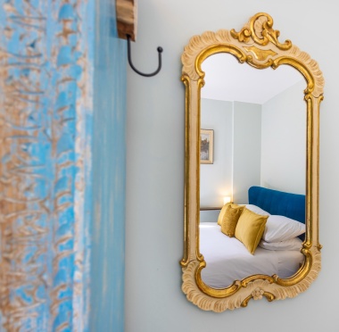 Bedroom decorative details