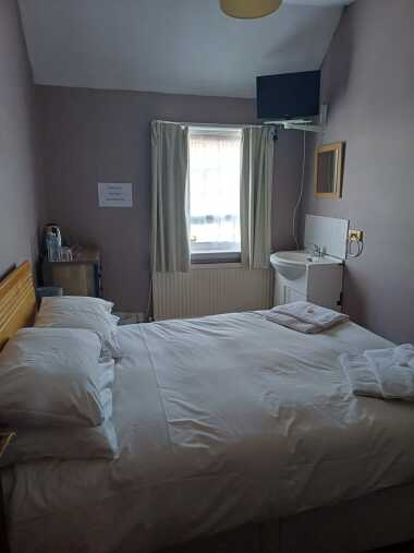 Budget Double room with tea/coffee, wash facilities 