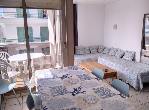 salon salle à manger donnant sur le balcon