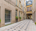 Entrée de l'immeuble, au calme dans le centre ville piétonnier.  A 4 minutes à pied de la gare (500m avec la passerelle piétons). /    Entrance to the building, quiet in the pedestrianized city center. 4 minutes walk from the station
