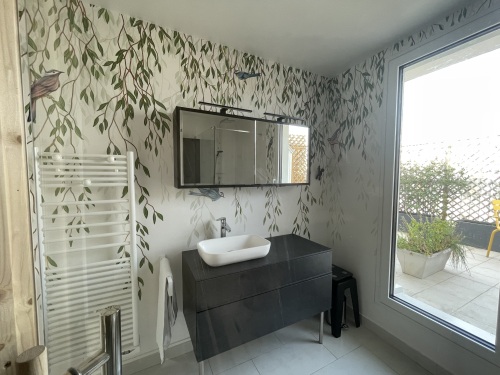 salle de bain avec sauna donnant sur la terrasse