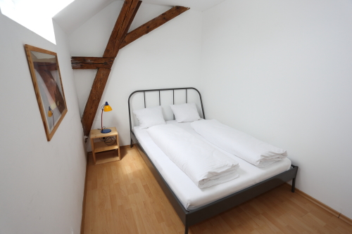 Einzelzimmer-Gemeinsames Badezimmer-Queensize-Bett
