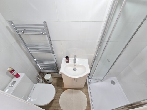 Room 1 bathroom