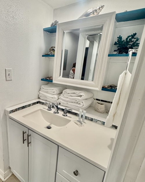 Bathroom, towels for 6 provided. We also provide shampoo, conditioner and soap. 