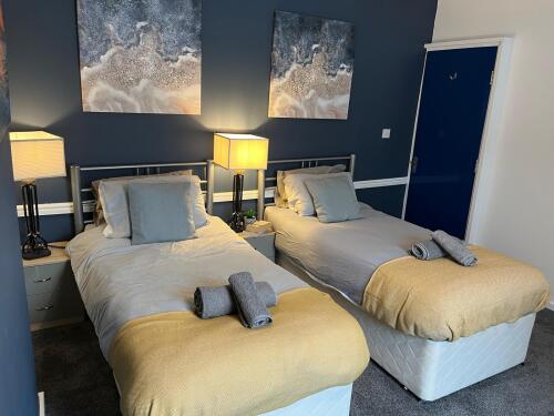 Bedroom 4 - Spacious and relaxing bedroom with 2 comfy single beds