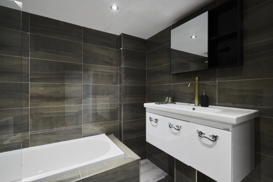 A tidy, well-equipped bathroom to start and end your day comfortably.