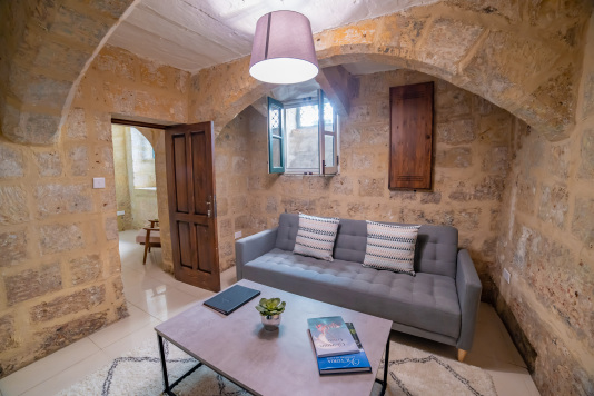 Cable TV, games and books in lounge