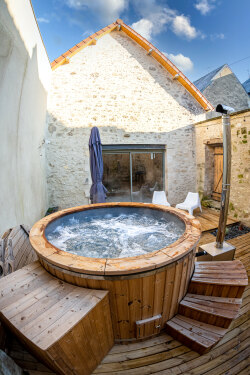 La terrasse de La Grange et son bain nordique privatif chauffé à 35°C toute l'année, relaxation assurée - La Grange - Bruyères-et-montberault