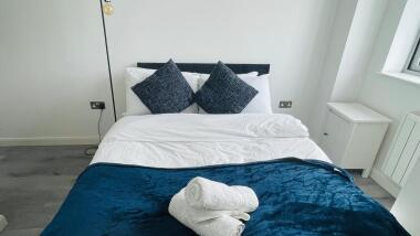 Comfy Double bed in bedroom