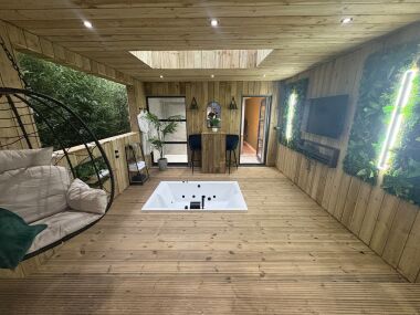 Feature Outdoor Jacuzzi Bath