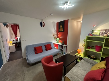 Petrit salon cosy avec unn canapé lit et tv