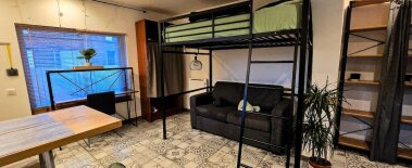 1 couchage de 140×200 en hauteur.
1 couchage de 140×200 dans le canapé lit