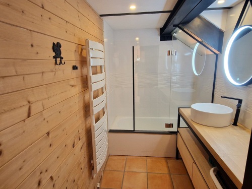 SALLE DE BAIN AVEC BAIGNOIRE 