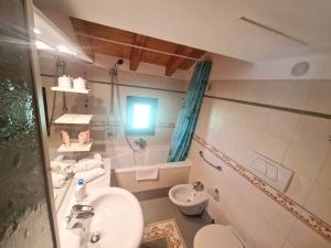 Salle de bains avec toilette et bidet