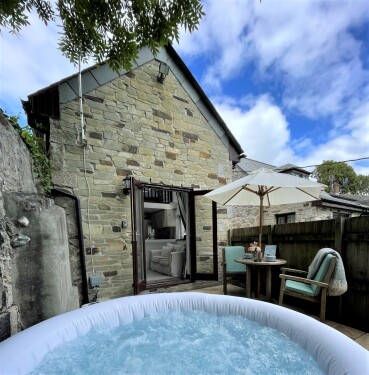 The Stables: Detached Cottage with Private Garden & Hot Tub - Lazy spa