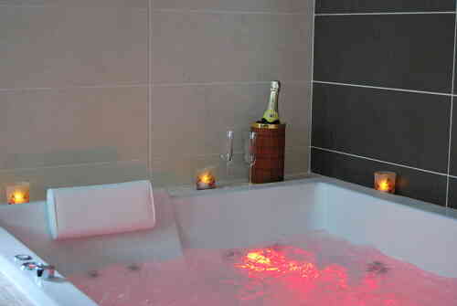 BALNÉOTHÉRAPIE PRIVATIVE  DE LA SUITE 