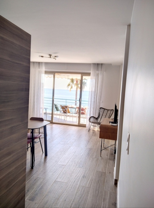 entrée lumineuse avec vue mer