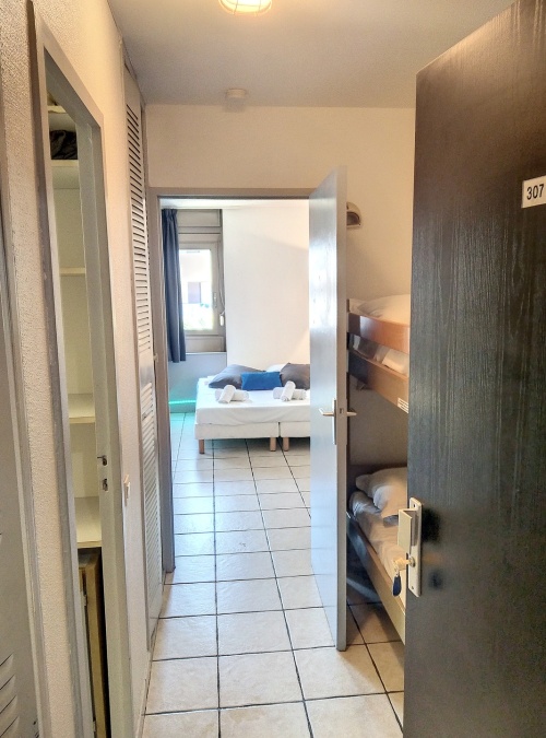 entrée séparée du salon par une porte