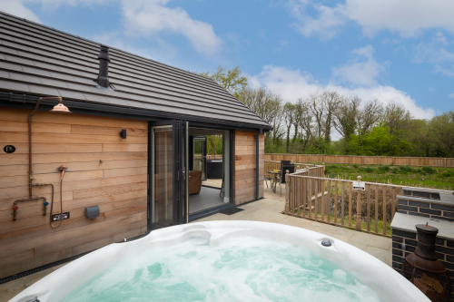 Cottage-Luxury-Whirlpool bath-Garden view