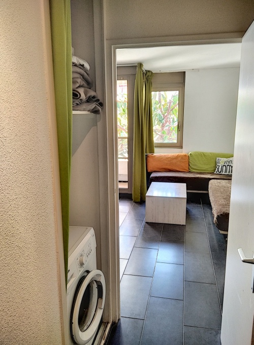 entrée avec machine à laver et lits superposés