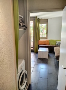 entrée avec machine à laver et lits superposés