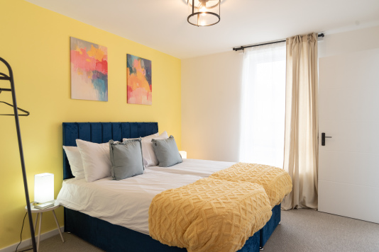 Flexible zip-and-link beds arranged as a king, convertible to twins.