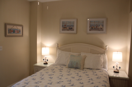 Studio-Queen-Private Bathroom-Dolphin - Base Rate