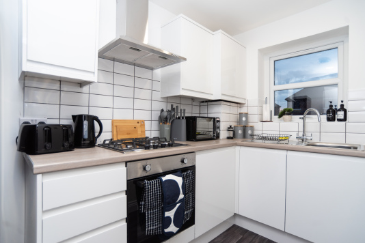 Fully Equipped Kitchen – Ideal for Contractor Self-Catering