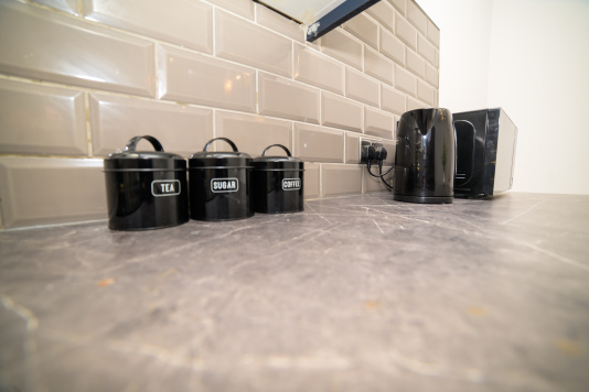 A practical and welcoming kitchen — ideal for everyday cooking needs.