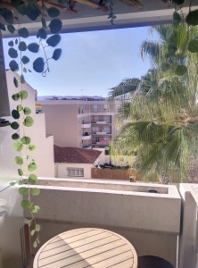 balcon ensoleillé sans vis à vis donnant sur la ville