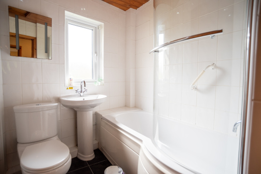 Family bathroom with bath and overhead shower, perfect for refreshing after coastal adventures and countryside walks.