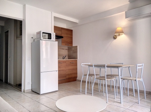 cuisine équipée, frigo avec congélateur en partie basse