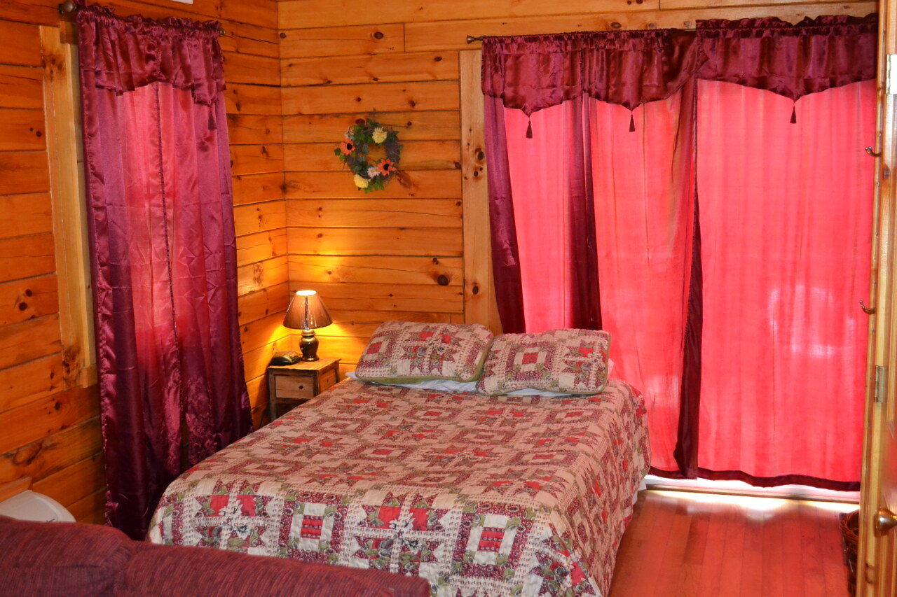 Blue Rose Cabins Lovebirds Cabin, Logan, United States Hockinghills