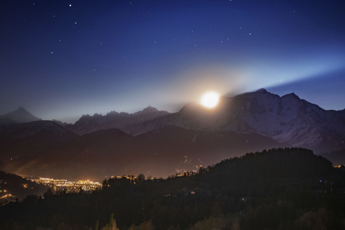 Rez-de-chaussée, extérieur - Depuis le balcon du chalet, la pleine lune se lève entre l’Aiguille du Midi et le sommet du Mont-Blanc.