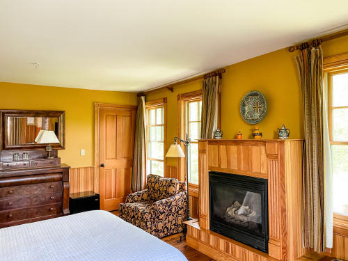 Superior Main Lodge Room-Queen-Ensuite - Base Rate