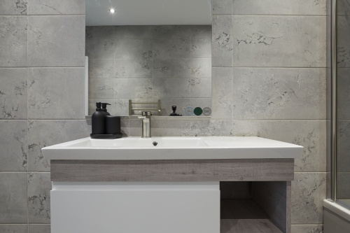 A tidy, well-equipped bathroom to start and end your day comfortably.